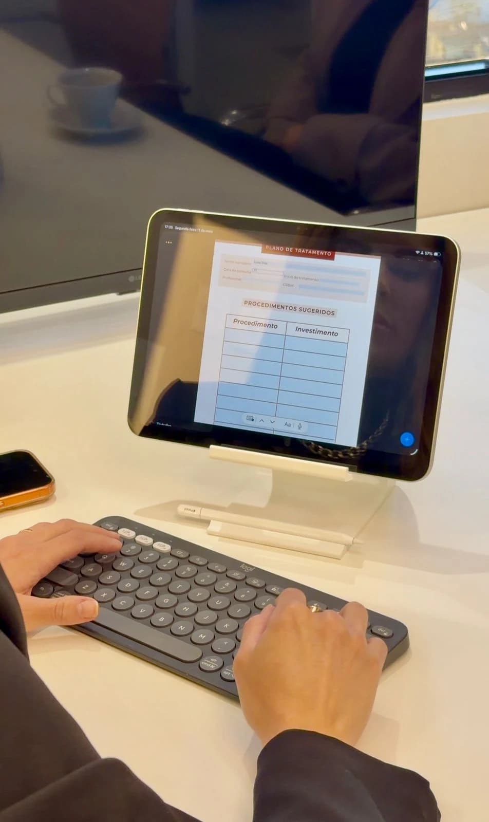 Tablet com plano de tratamento durante consulta da Dra. Luiza Lazzaretti